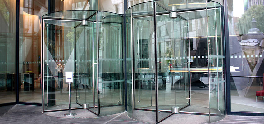 Otomatik döner kapılar hayatımızın birçok alanında kullanılmaktadır.